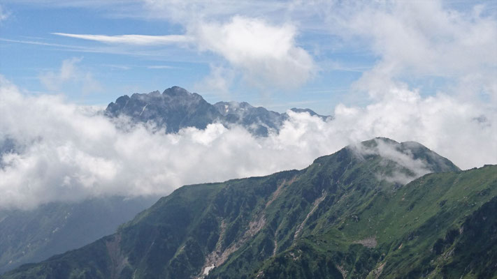 毛勝山山頂(2,414.4m)から剱岳