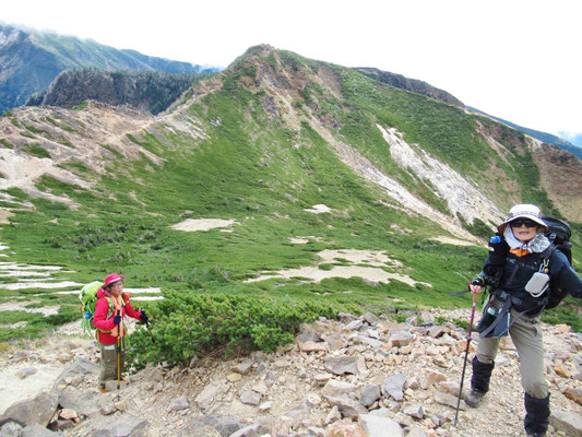 後ろは根石岳(2603m)です。天狗岳山頂まであと少し