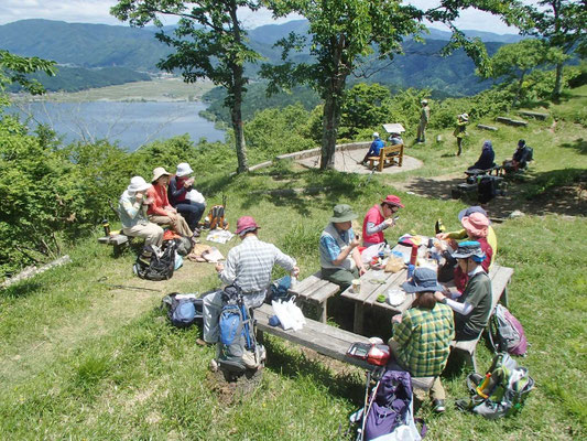 １１時、少し早いですが、賤ケ岳山頂ベンチで昼食です。