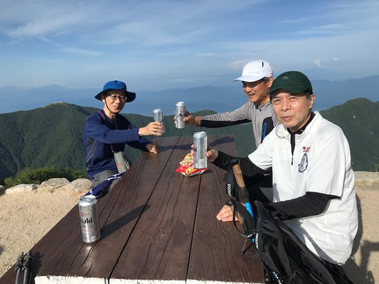 燕山荘のベンチでやっぱり乾杯です。