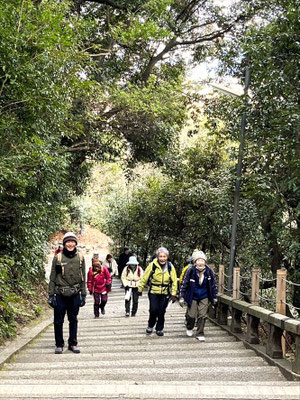 石清水八幡宮表参道の階段を登る