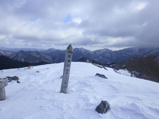 山頂に到着、雲はかかっているが周囲の山も見渡せる