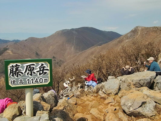 二度目の山頂から、正面に御池岳右端に天狗岩