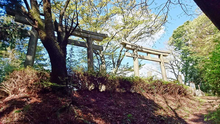 弘法大師建立と伝承されている「二ツ鳥居」