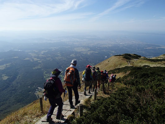 下界を眺めながら下山開始