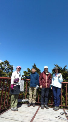 稲村ヶ岳山頂の展望台で記念写真。風は強いが空もはれ上がってきてよい景色。
