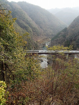 保津峡駅が下山道から見えてきました