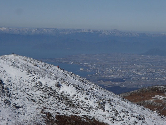 霊仙山の向こうには琵琶湖とその向こうの山々が見えてます