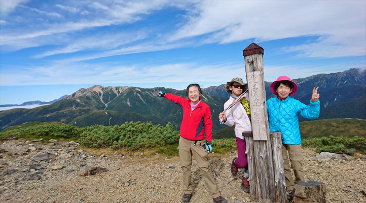 北ノ俣岳(2661.2m)山頂で薬師岳をバックに
