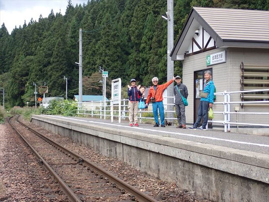 10/5  今日は、乗り鉄に変身。只見線の電車に乗ります。会津西方駅にて