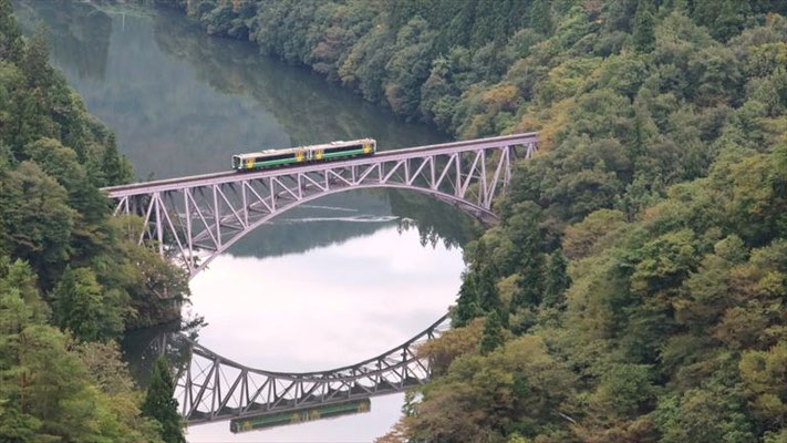 10/4  にわか撮り鉄の腕前も大したもんです。第一只見川橋梁を走る電車