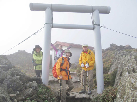 山頂の恵山大権現神社です