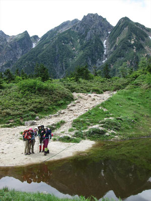 西遠見山(2190m)にて池に映る逆さ五竜