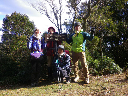 長い樹林帯の登りに耐えて三子山Ⅰ峰でパチリ