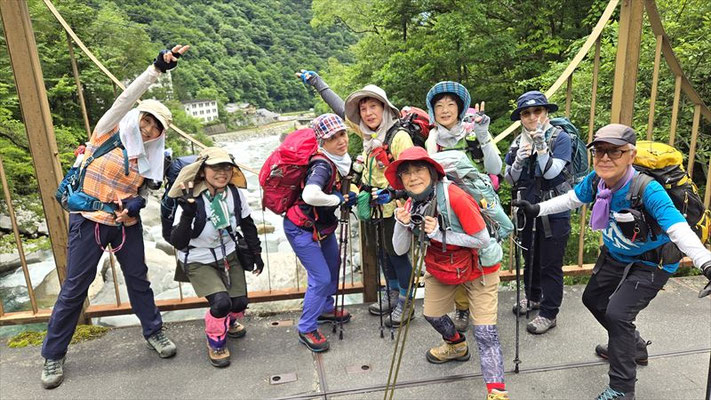 7/27さあ、出発。登山センターをバックに橋の上にて