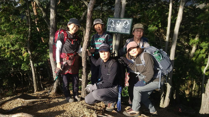 周囲の山がきれいに見えた鬼ヶ牙山頂で