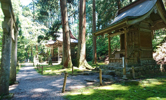 白山神社本社(ここには3つの社が、白山山頂の配置と同じ)