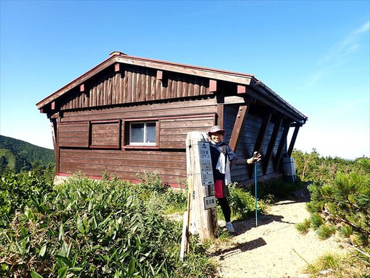 チブリ尾根避難小屋を出発。空が青一色