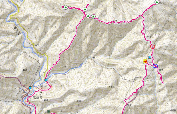 黄印の黄色印の場所が山ノ神峠です。青丸印の場所でコンパスを確認したらコンパスが違う方向を示しましたが、その時はコンパスが狂っていると思い込んでしまいました(^^;)本来は赤丸印の鉄塔に向かわなければいけませんでした。