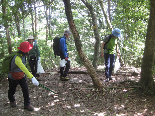 11ゴミを見つけながら登山道を歩きます