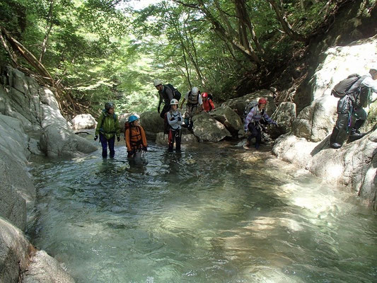 きれいなゴルジュを進みます