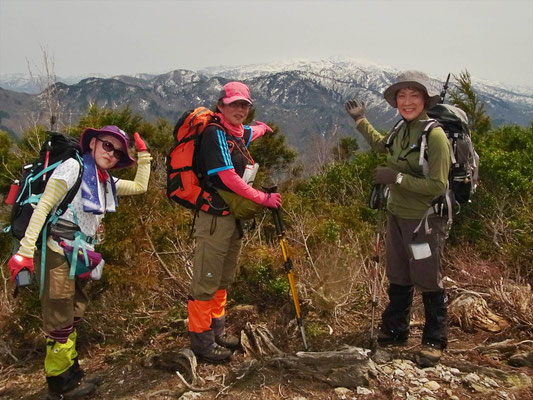 鷲走ケ岳山頂で白山をバックにメンバー