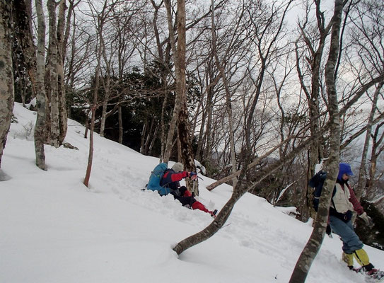 山スキーの気分で新雪を踏んで楽しく下山