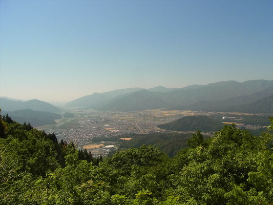 太師山山頂から勝山市内(右の光ってるのが恐竜博物館)