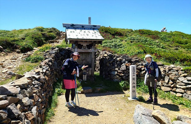 別山山頂の神社前.二人で