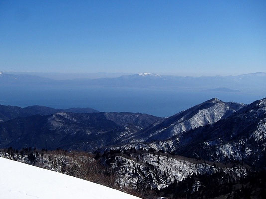 琵琶湖の向こうに冠雪した霊仙山が見えます