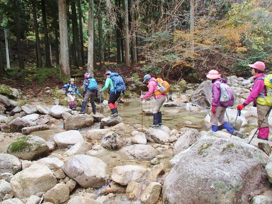 少し広い川ですが、石を伝って渡ります