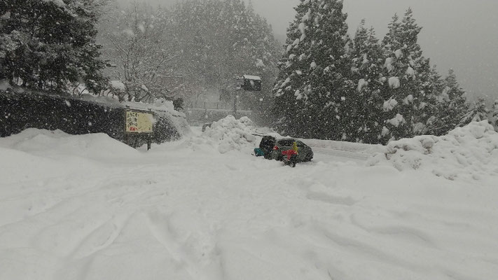 駐車場も積雪で中まで入れない
