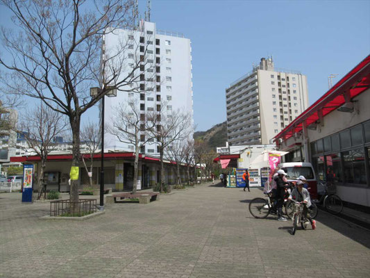 高倉台団地の中の商店街