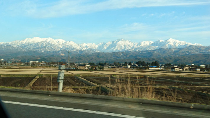 帰りの高速から左から、毛勝三山、剱岳 立山