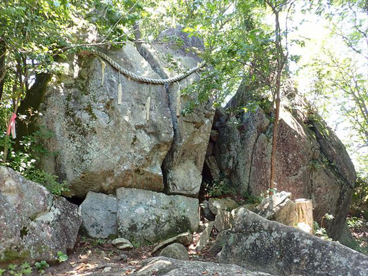 奥島山（津田山）山頂近くでは大きな岩が祭られています。