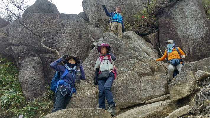 山上公園手前の岩峰を通過