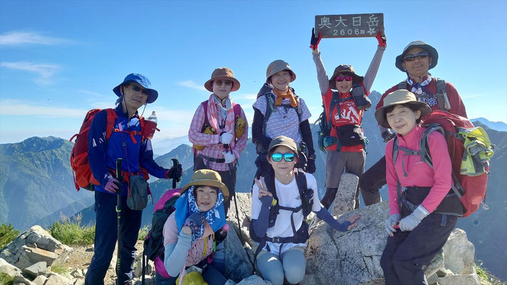 早起きして頑張った甲斐あって快晴の大展望。奥大日岳(2,606.1ｍ)にて