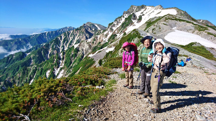 白馬三山と遠くに鹿島槍ケ岳をバックに