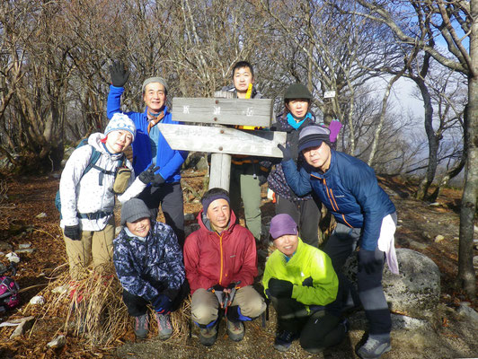 釈迦岳山頂で記念写真－陽は当たっているが風が寒い