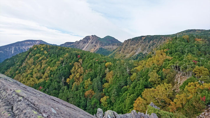 硫黄岳、天狗岳が見えてきました。