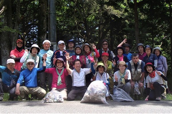 金勝寺前で、全員そろっての記念撮影