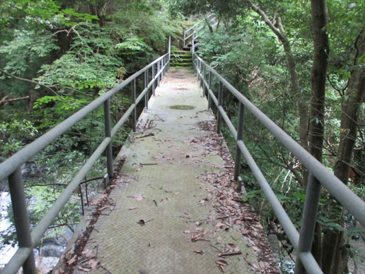 渡るとこんな立派な橋を見つけるのに苦労しました。