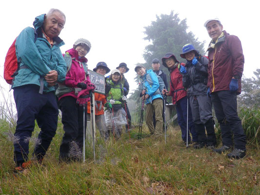大洞山雌岳山頂　方位盤で周囲の山を想像する
