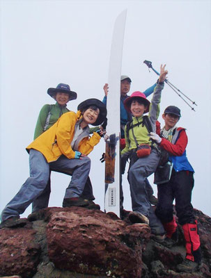 え~い。やったぜ~。男体山山頂(2,486m)