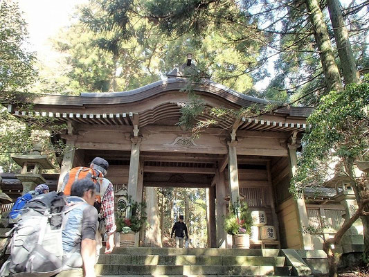 愛宕神社山門をくぐり