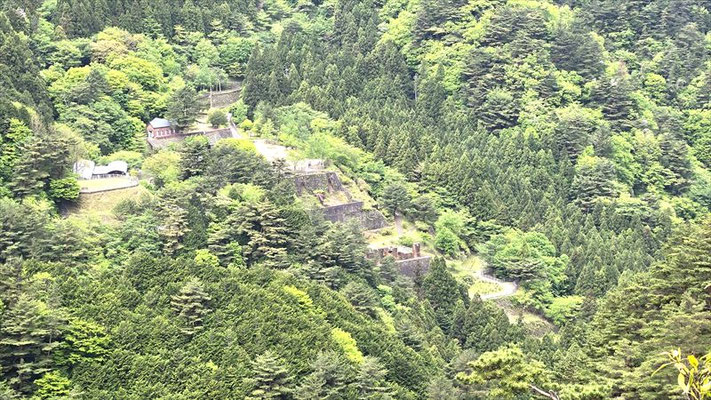 5/8 登山開始30分後、目にする東洋のマチュピチュ」別子銅山「東平エリア」