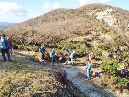 中峠から仙谷を下ります。その前に休憩