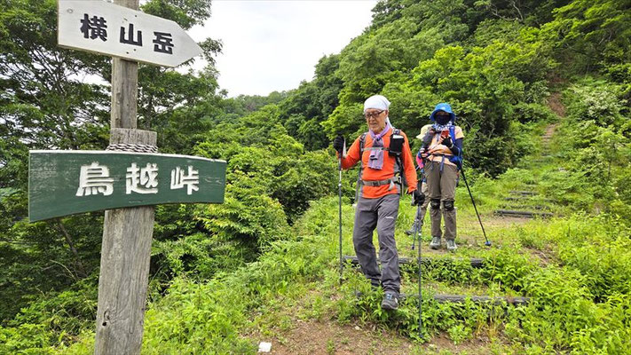 鳥越峠まで下りてきました