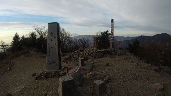 早朝の山頂、静かだが寒い