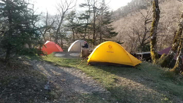 稲村ヶ岳山荘のテント場。平らで広い場所は猛烈な風で、風がよけられる場所を選んで設営した
